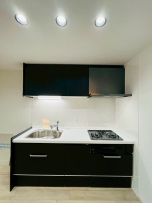 【キッチン】 | 旭コーポB棟 | スタイリッシュなオープンキッチン。配膳がスムーズで、小さなスペースでも自由に使える開放感が魅力です。