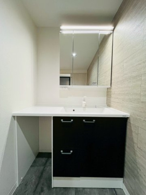 【洗面所】 | 旭コーポB棟 | 広い天板は洗面用品や着替えの仮置きに使ったり、下の空間は収納ボックスや洗濯カゴがすっぽり収まりそう。工夫のしがいがある使い勝手の良い洗面台です。