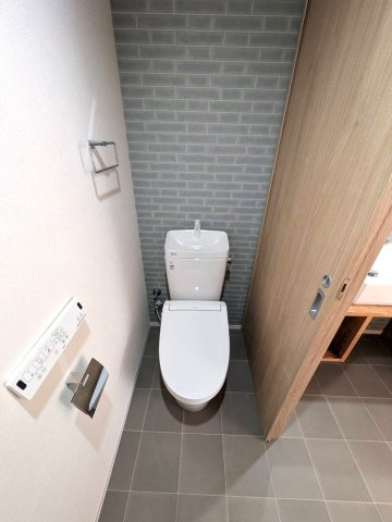 岡山市南区万倍 リノベ中古住宅のトイレ|◆トイレ新品交換済みです。温水洗浄機能付きです。