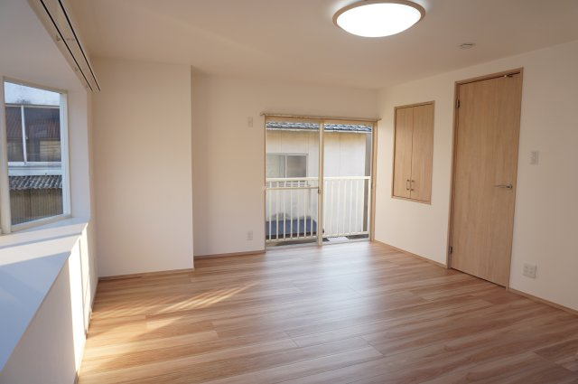 岡山市南区万倍 リノベ中古住宅の洋室|◆2階東側洋室9.8帖。日当たり良く広々とした明るいお部屋です。主寝室にいかがでしょうか。