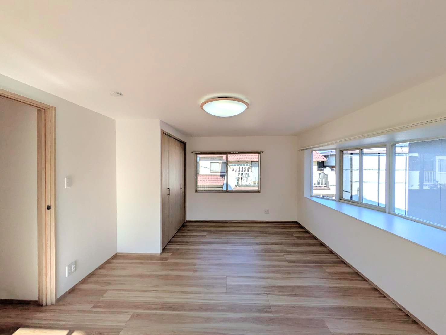 岡山市南区万倍 リノベ中古住宅の洋室|◆バルコニー側から見た2階東側洋室9.8帖の様子です。