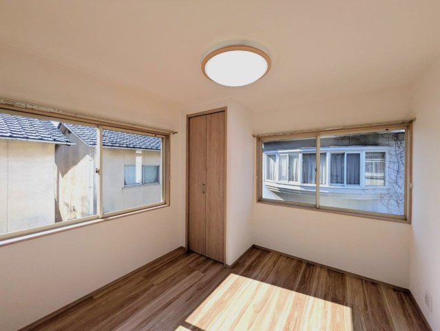 岡山市南区万倍 リノベ中古住宅の洋室|◆2階南西側洋室4帖の様子です。