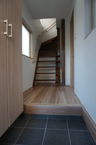 岡山市南区万倍 リノベ中古住宅の玄関|◆内玄関です。大容量シューズボックスに交換しております。