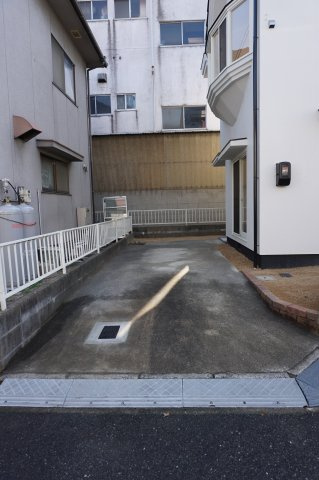 岡山市南区万倍 リノベ中古住宅の駐車場|◆駐車スペースは車種によりますが縦列２台可能です。