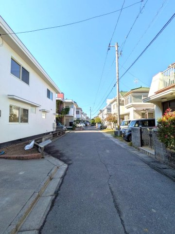 岡山市南区万倍 リノベ中古住宅の前面道路含む現地写真|◆北側前面道路は幅員4～6ｍです。