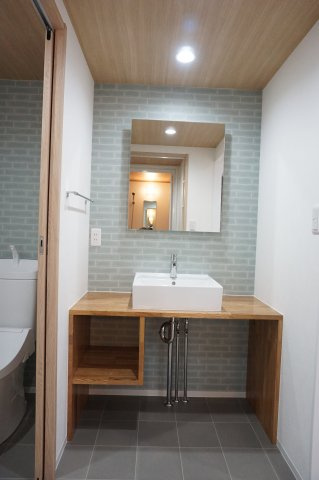 岡山市南区万倍 リノベ中古住宅の洗面所|◆シンプルな洗面ボールですっきりと仕上がっております。