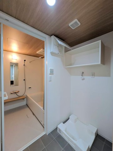 岡山市南区万倍 リノベ中古住宅のランドリースペース|◆洗濯機パンも新品交換済みです。