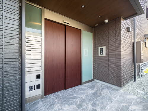 レジリエンス甲子園六石町のエントランス