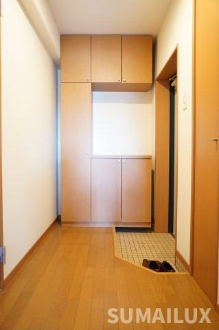 ソリテール麻生田の玄関