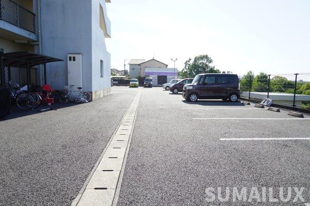 ソリテール麻生田の駐車場