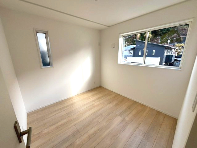 玉里団地3丁目　新築戸建ての洋室|4.5帖の洋室です。窓も大きく明るくて開放的なお部屋です。