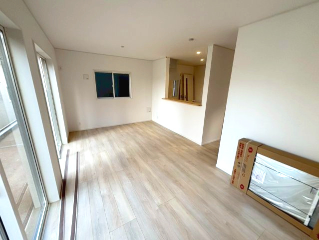 玉里団地3丁目　新築戸建ての居間・リビング|充分な広さのリビングです。窓も多くとても開放的です。ぜひ一度ご覧くださいませ。