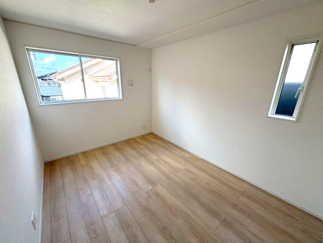 玉里団地3丁目　新築戸建ての洋室|ベッドも置ける広さです。朝日も射し込む明るい洋室となっています。