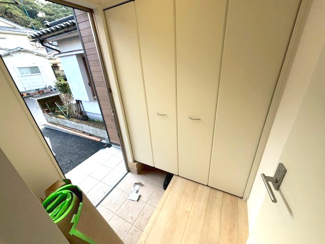 玉里団地3丁目　新築戸建ての玄関|クローゼットタイプの下駄箱収納です。大容量で家族分の靴もすっきり整理できます。