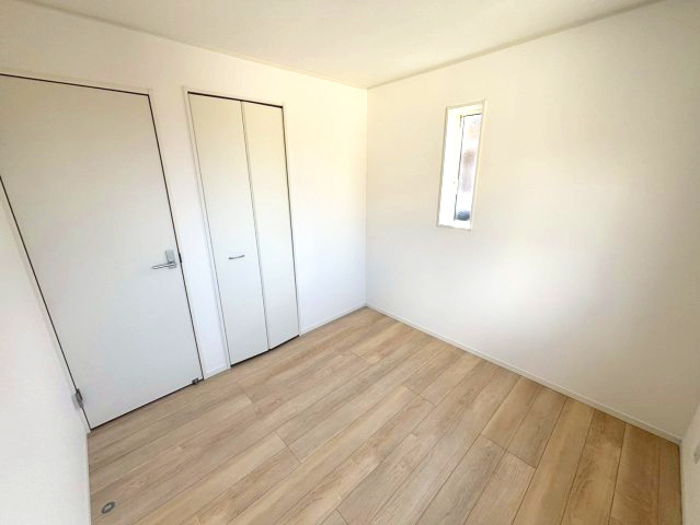 玉里団地3丁目　新築戸建ての洋室|収納スペースもしっかり確保！全体的に白を基調としたすっきり明るいお家です。