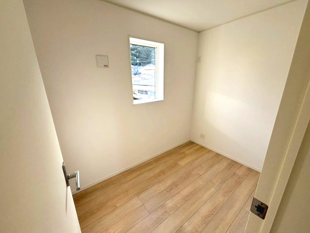 玉里団地3丁目　新築戸建ての洋室|テレワークルームです。様々な用途でお使い頂けます。収納スペースにもいかがでしょうか。