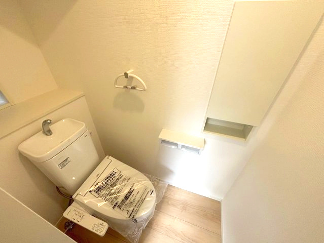 玉里団地3丁目　新築戸建てのトイレ|１階の温水洗浄便座トイレです。小物を収納できるスペースが確保されています。