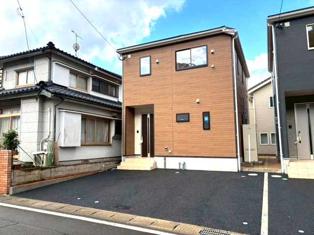玉里団地3丁目　新築戸建ての外観|3LDKのオール電化住宅。バス停やスーパーなども徒歩圏内。新生活を新居でスタートしたい方におすすめ！