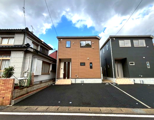 玉里団地3丁目　新築戸建ての外観|玉里団地3丁目に3LDK堂々完成！団地内平坦地。駐車3台可。温かみのある外観が印象的なお家です。