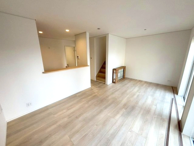 玉里団地3丁目　新築戸建ての居間・リビング|15帖のLDKです。家具が配置しやすくシンプルかつ清潔感あふれるリビングです。