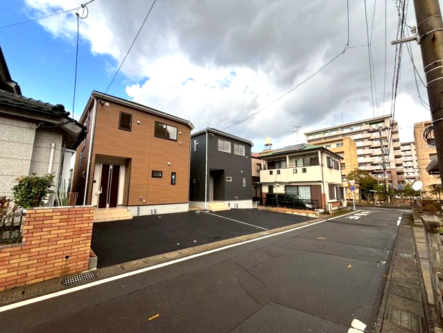 玉里団地3丁目　新築戸建ての前面道路含む現地写真|小中学校への通学も徒歩圏内。安心して通学できます。また落ち着いた住宅街なのでのびのび子育てできます。