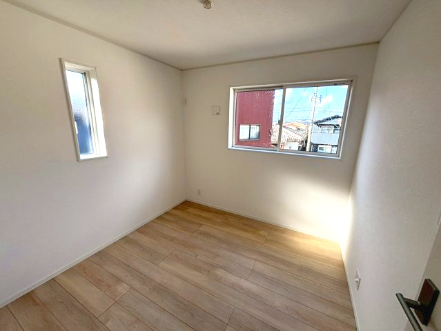 玉里団地3丁目　新築戸建ての洋室|4.5帖の洋室。コンパクトながら2面採光なので明るく子供部屋におすすめです。