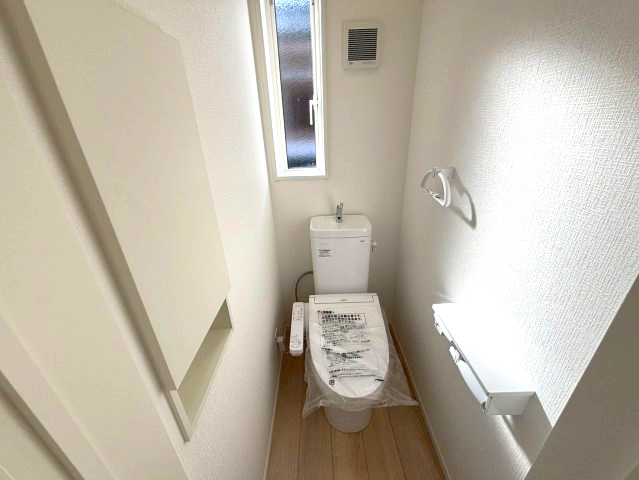 玉里団地3丁目　新築戸建てのトイレ|２階の温水洗浄便座トイレです。１階に降りなくても良いのが助かりますね。