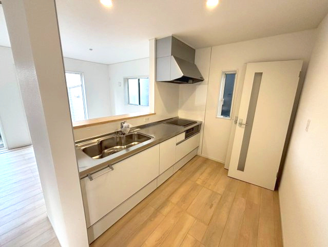 玉里団地3丁目　新築戸建てのキッチン|火の元安心のIHクッキングヒーター採用。お子様を一緒にお料理が楽しめます。