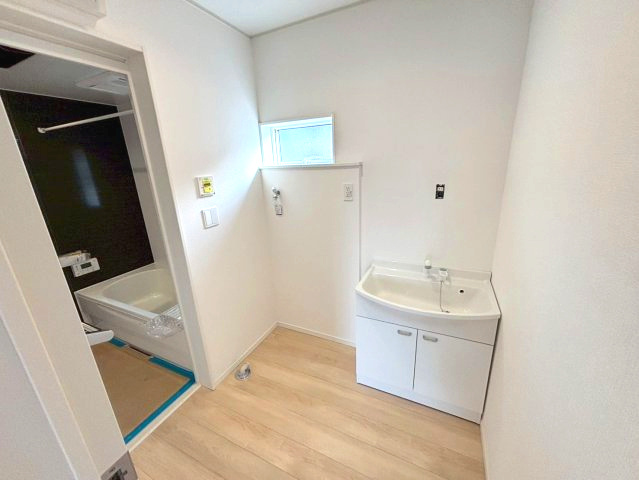 玉里団地3丁目　新築戸建ての洗面所|（施工中写真）三面鏡洗面化粧台採用の洗面脱衣所です。