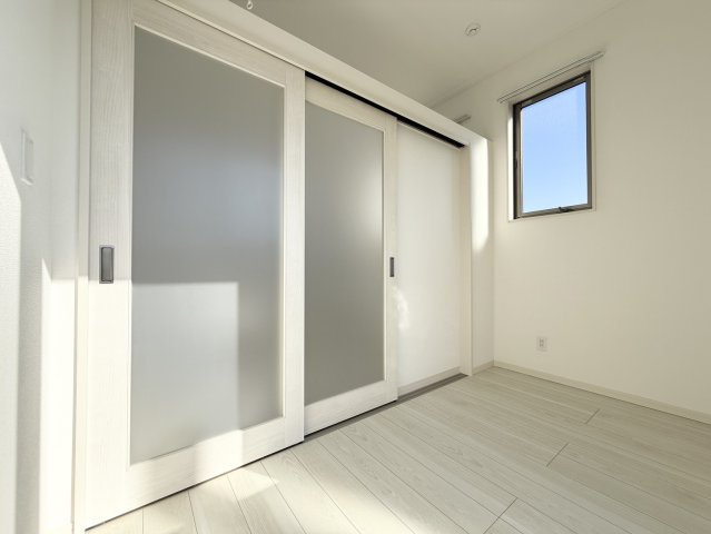 アイリスサンタ久留米 の洋室|天井筒抜けで、ガラス面の扉なので全く圧迫感がありません