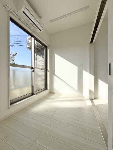 アイリスサンタ久留米 の洋室|南に面してガラス扉の先にバルコニーがあります