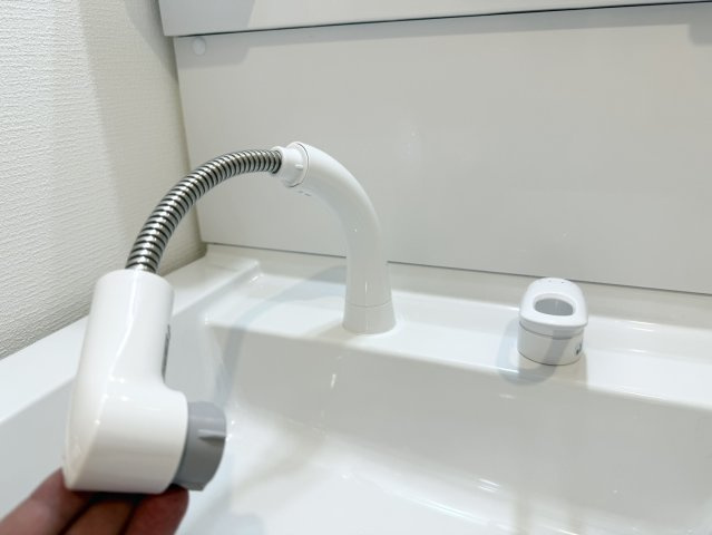 アイリスサンタ久留米 の洗面所|シャワーホースも伸ばせて、とっても便利！
