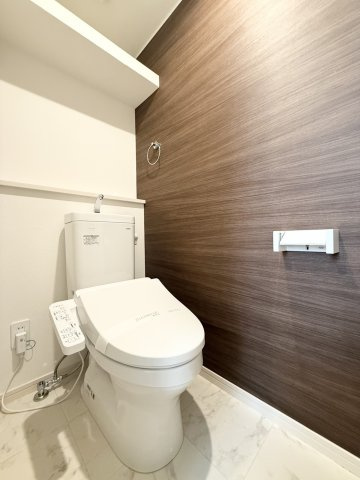 アイリスサンタ久留米 のトイレ|トイレの中の壁紙もお洒落