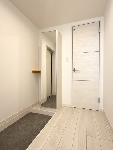 アイリスサンタ久留米 の玄関|明るい綺麗な玄関。シューズボックスの扉に鏡もついています