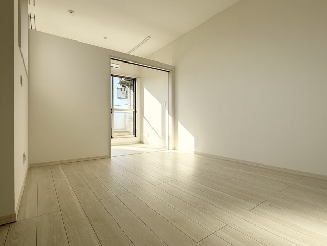 アイリスサンタ久留米 の居間・リビング|隣の洋室より射光が入って明るいです