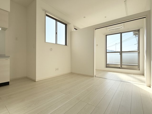 アイリスサンタ久留米 の居間・リビング|隣の洋室より射光が入って明るいです