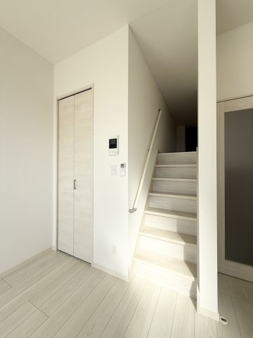 アイリスサンタ久留米 の居間・リビング|リビングよりロフトへ上がる階段がついています