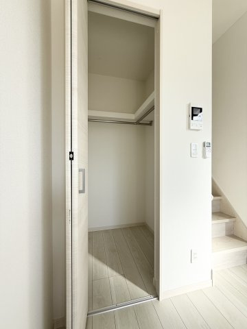 アイリスサンタ久留米 の収納|リビングにウォークインクローゼット完備。枕棚の下にパイプハンガーもついてて収納便利です