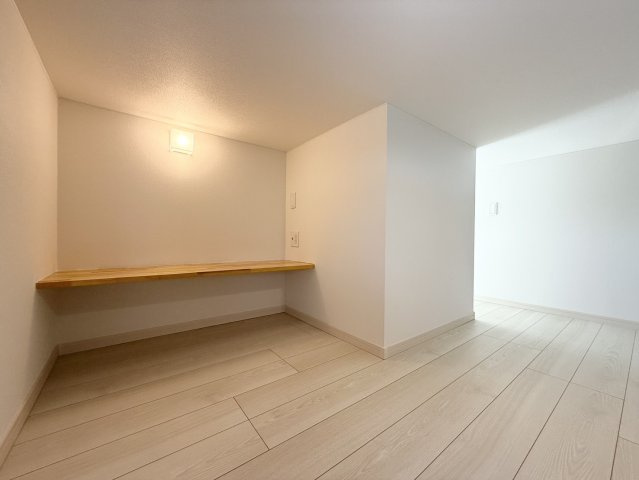 アイリスサンタ久留米 の収納|机もついてます。横壁にコンセントもついてます