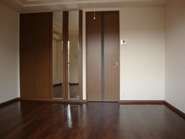 プチメゾン辰の居間・リビング|洋室