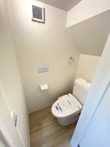 【トイレ】 | 福岡市西区横浜1丁目5期　1号棟（全3棟）【仲介手数料無料・0円】 | 施工例。1階のトイレです。施工例は完成時と異なる場合があります。