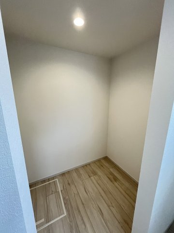 【収納】 | 福岡市西区横浜1丁目5期　1号棟（全3棟）【仲介手数料無料・0円】 | 現地写真。ウォークインクローゼットです。