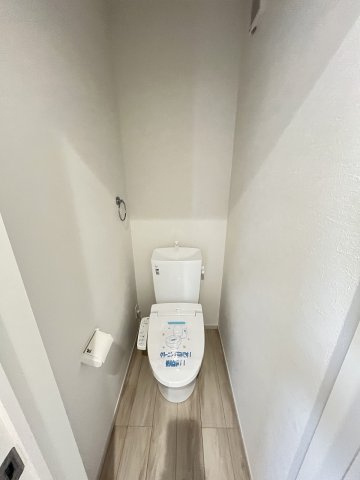 【トイレ】 | 福岡市西区横浜1丁目5期　1号棟（全3棟）【仲介手数料無料・0円】 | 施工例。2階にもトイレです。施工例は完成時と異なる場合があります。