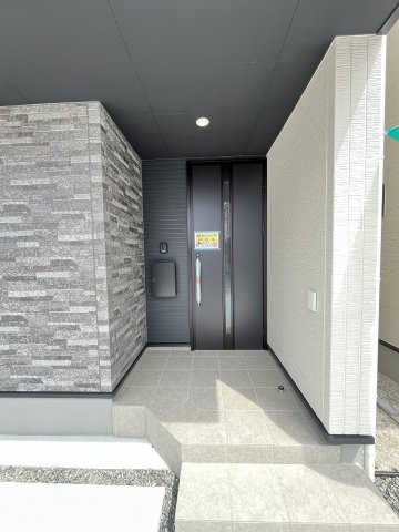 【玄関】 | 福岡市西区横浜1丁目5期　1号棟（全3棟）【仲介手数料無料・0円】 | 施工例。施工例は完成時と異なる場合があります。