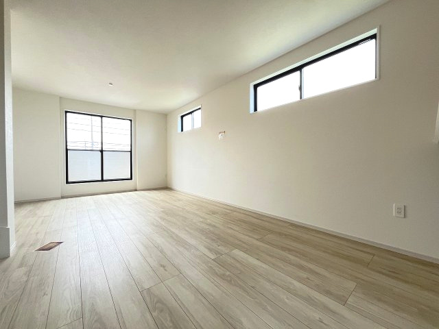 【居間・リビング】 | 福岡市西区横浜1丁目5期　1号棟（全3棟）【仲介手数料無料・0円】 | 現地写真。