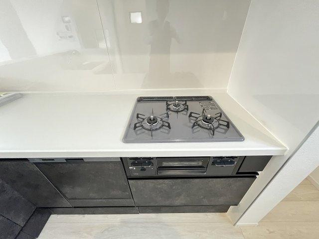 【キッチン】 | 福岡市西区横浜1丁目5期　1号棟（全3棟）【仲介手数料無料・0円】 | 施工例。施工例は完成時と異なる場合があります。