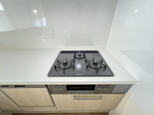 【キッチン】 | 福岡市西区横浜1丁目5期　1号棟（全3棟）【仲介手数料無料・0円】 | 施工例。施工例は完成時と異なる場合があります。