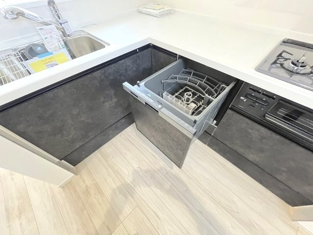 【キッチン】 | 福岡市西区横浜1丁目5期　1号棟（全3棟）【仲介手数料無料・0円】 | 現地写真。食洗器が付いてます。