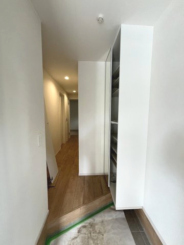 【玄関】 | 福岡市西区横浜1丁目5期　1号棟（全3棟）【仲介手数料無料・0円】 | 施工例。施工例は完成時と異なる場合があります。