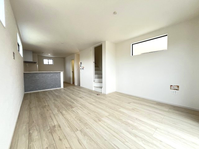 【内装】 | 福岡市西区横浜1丁目5期　1号棟（全3棟）【仲介手数料無料・0円】 | 施工例。リビングです。施工例は完成時と異なる場合があります。